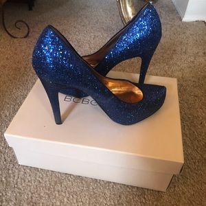 Sparkling royal blue pump